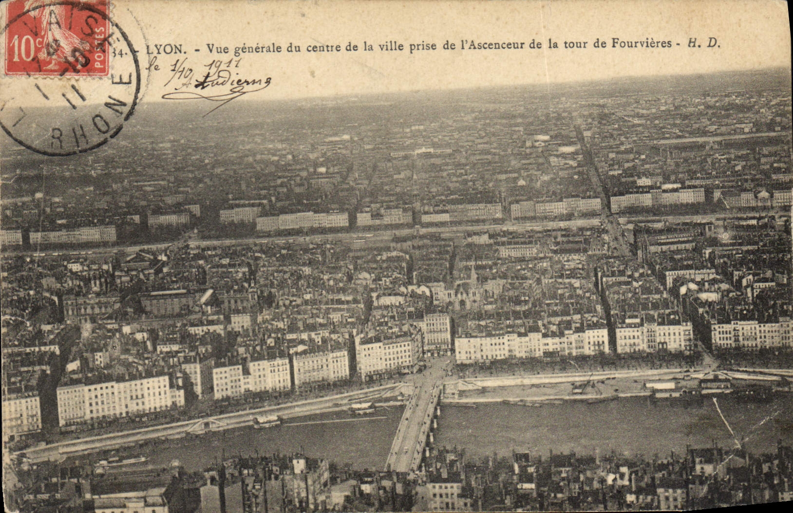 LYON - Vue générale du centre de la ville prise de l'Ascenseur de la tour de Fourvières - H. D.