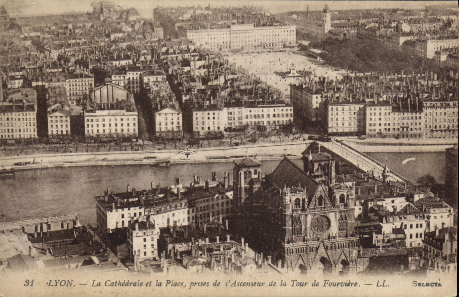 LYON — La Cathédrale et la Place, prises de l'Ascenseur de la Tour de Fourvière — LL. SELECTA