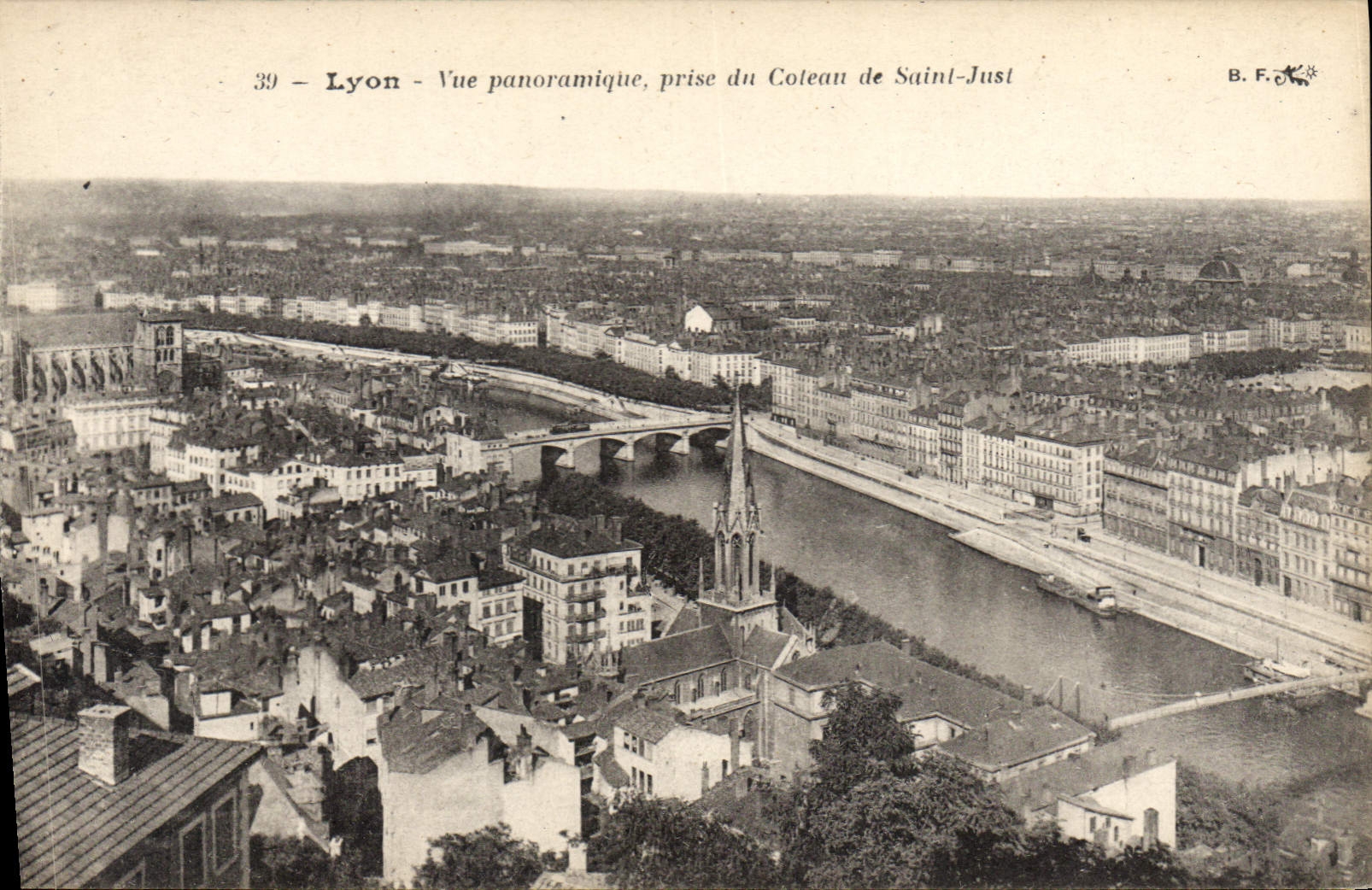 CPA Lyon Vue panoramique prise du Coteau de Saint Just