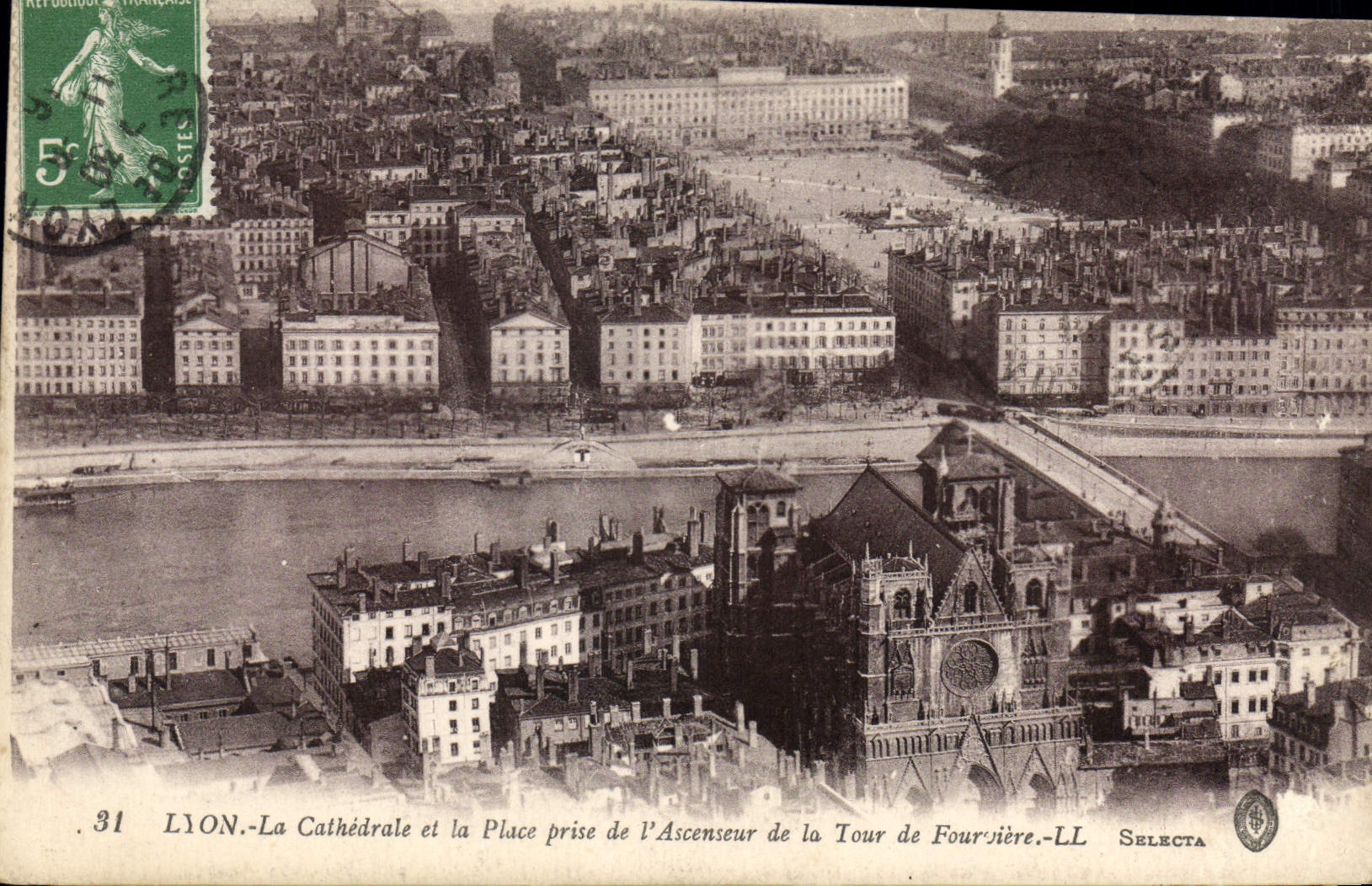 LYON - La Cathédrale et la Place prise de l'Ascenseur de la Tour de Fourvière - Selecta