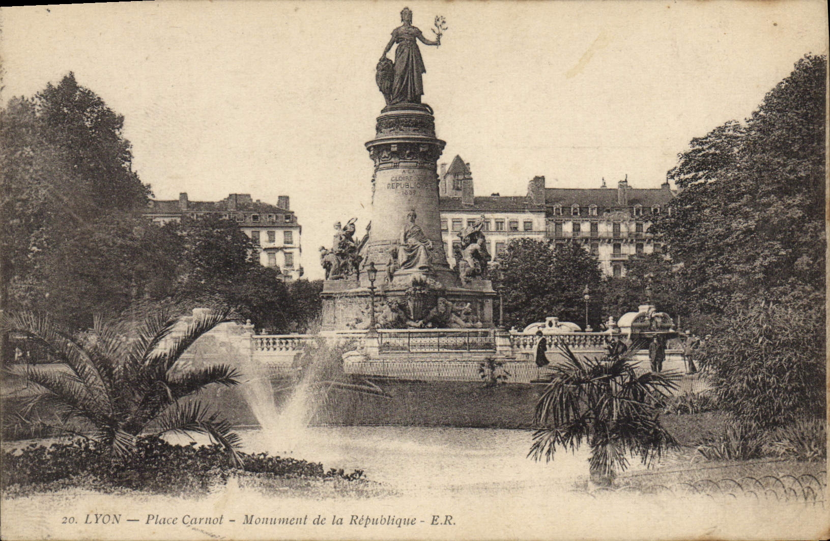 LYON — Place Carnot — Monument de la République — E.R.