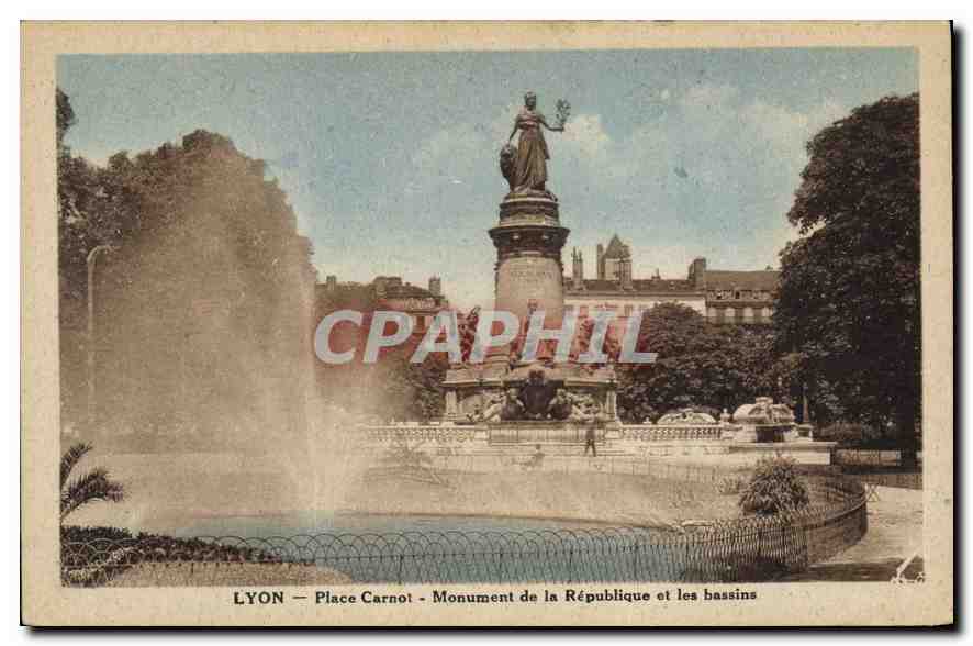 CPA Lyon Place Carnot Monument de la Republique et les bassins
