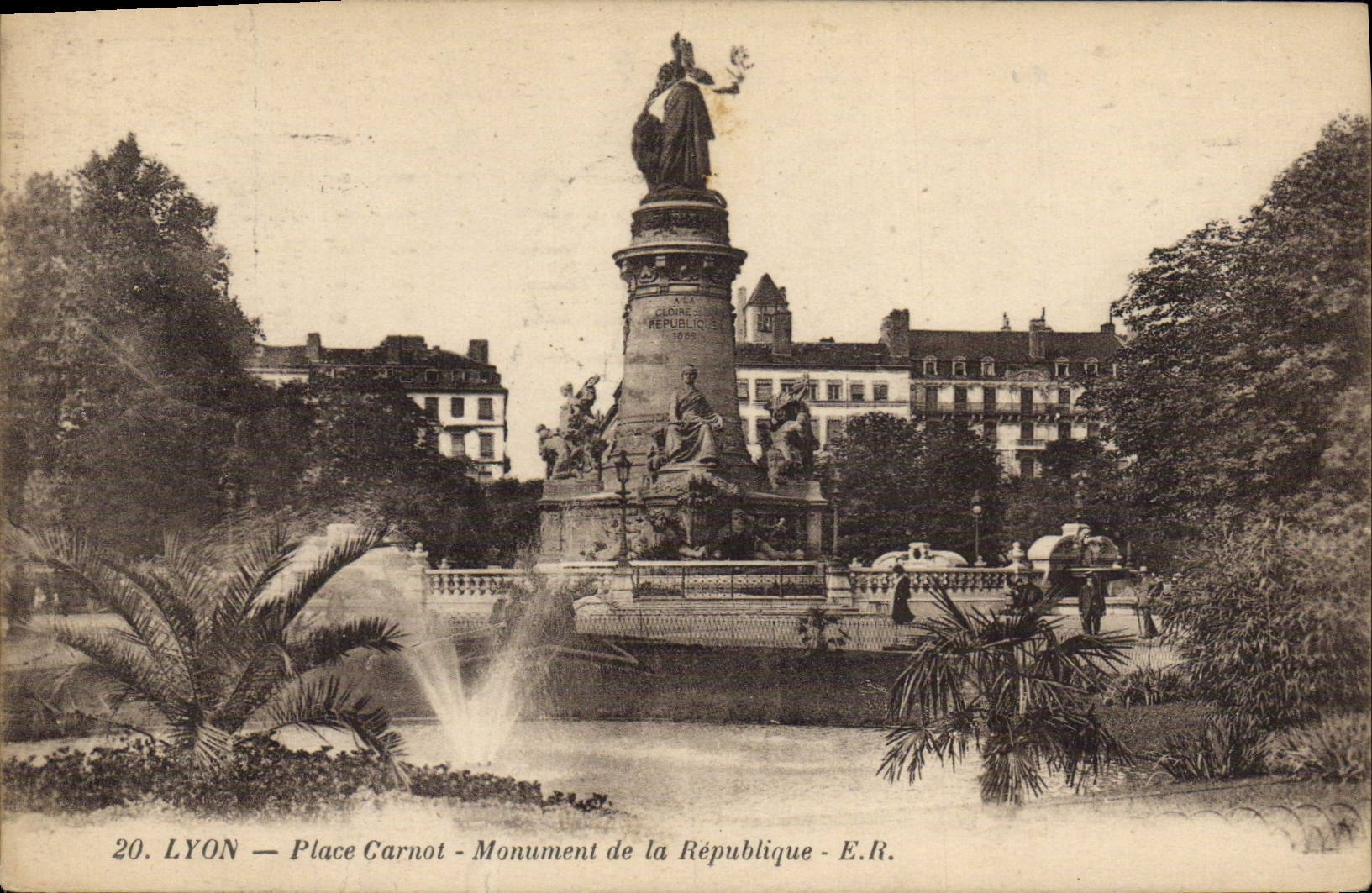 LYON — Place Carnot — Monument de la République — E.R.