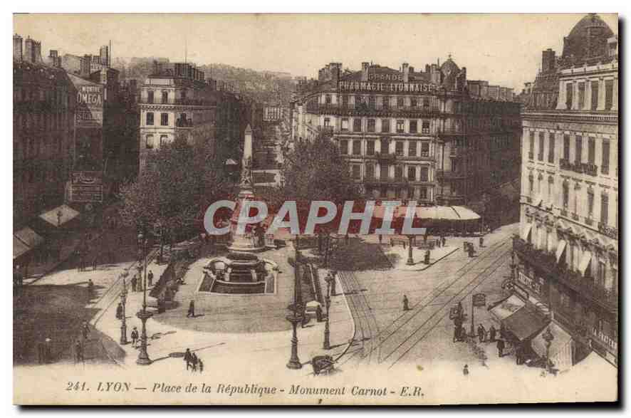 CPA Lyon Place de la Republique Monument Carnot