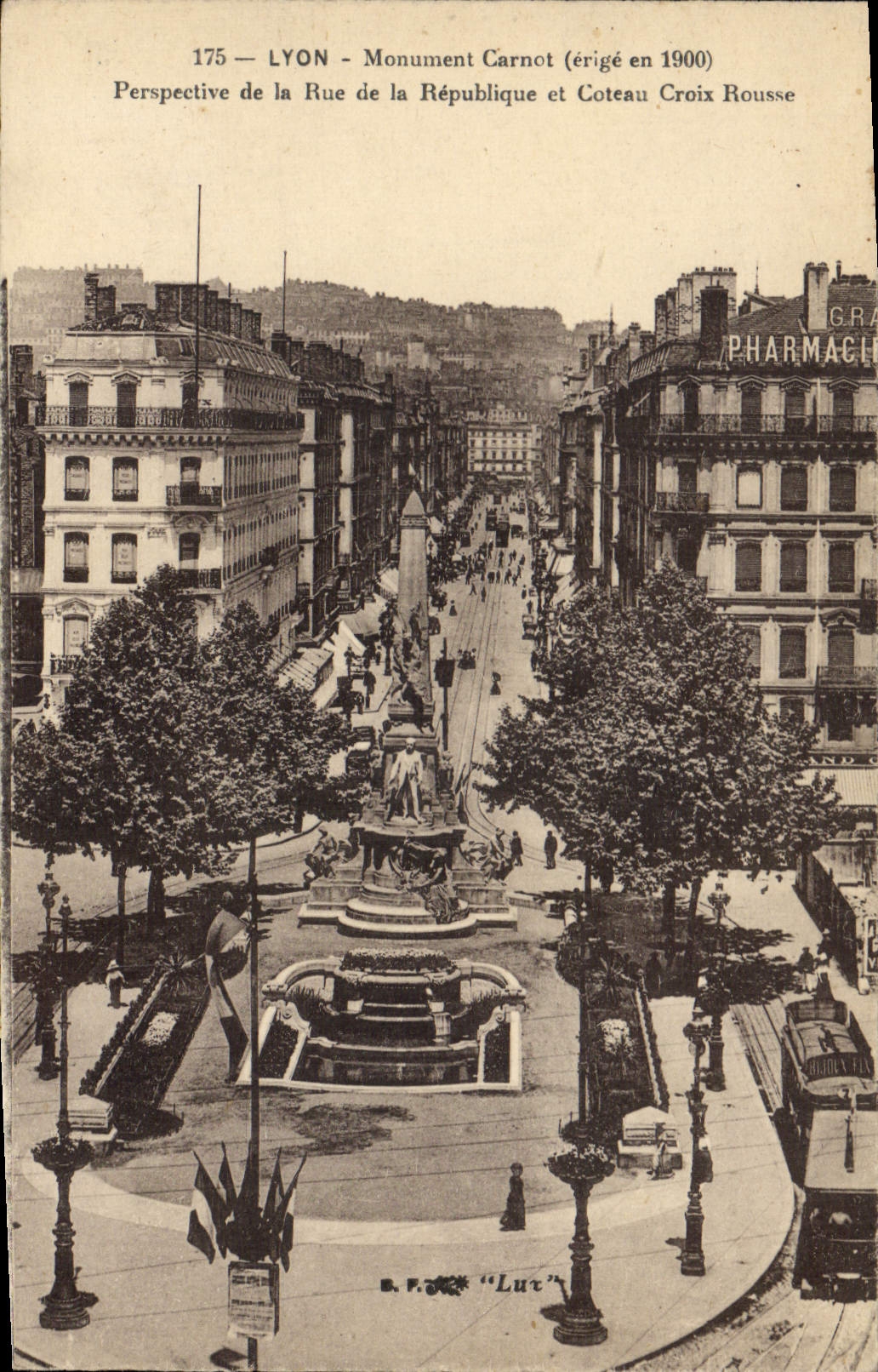 LYON - Monument Carnot (érigé en 1900) — Perspective de la Rue de la République et Coteau Croix Rousse — B.F. 'Lut'