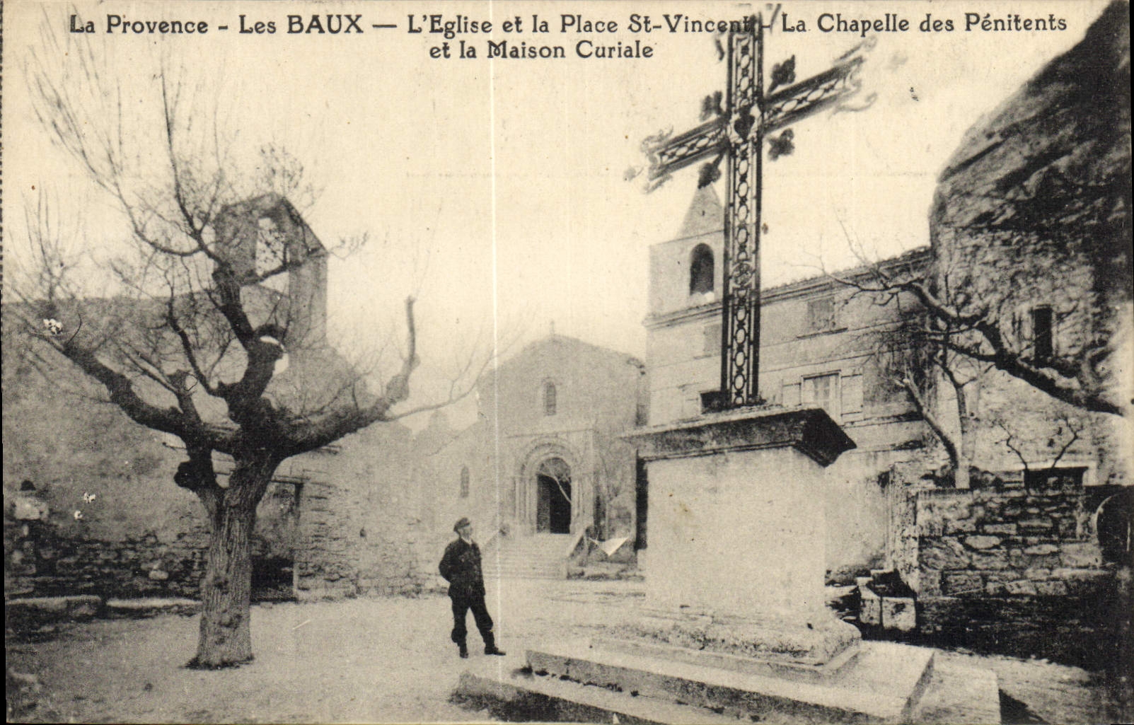 Les BAUX - L'Église et la Place St-Vincent - La Chapelle des Pénitents et la Maison Curiale