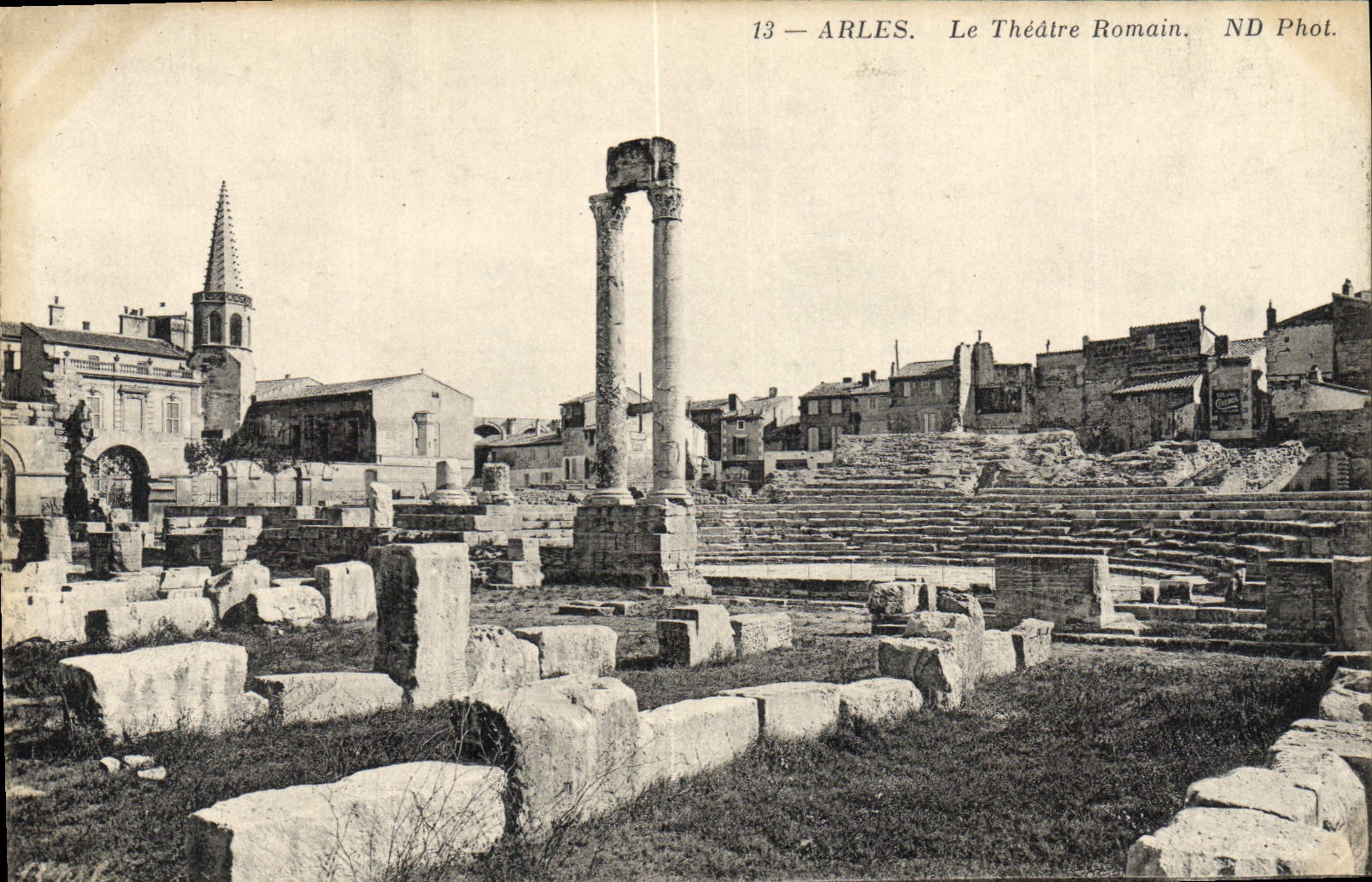 Arles — Le Théâtre Romain — ND Phot.