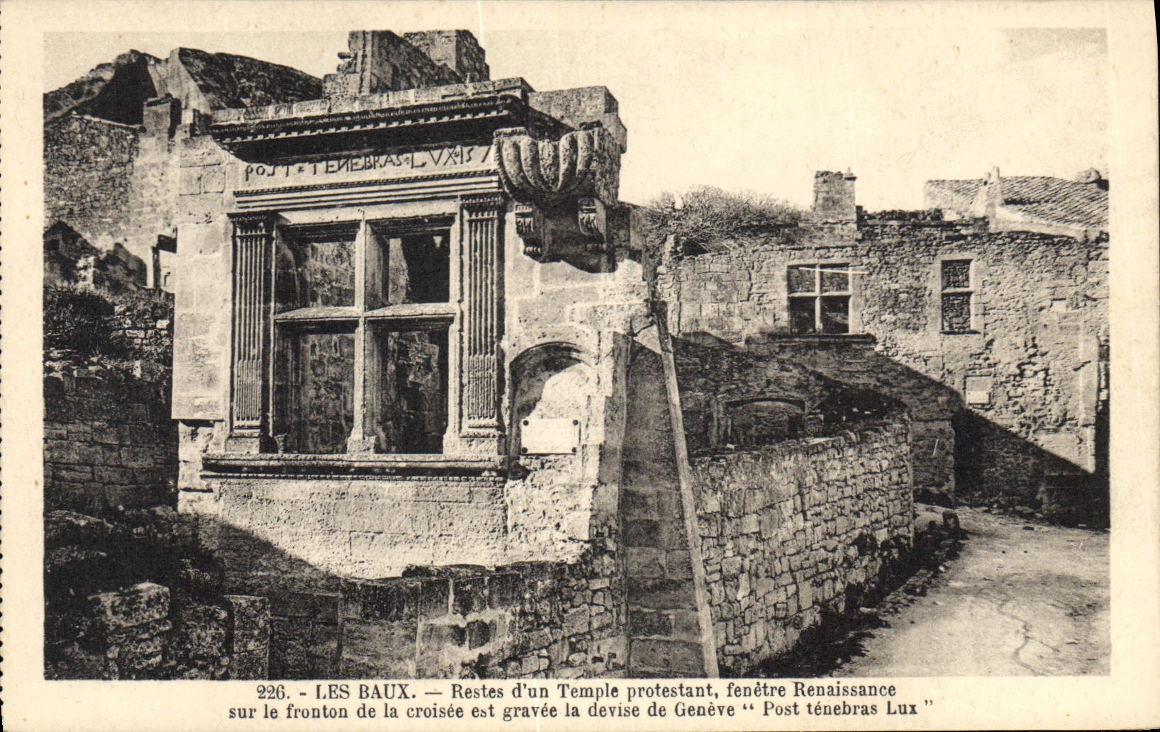 Les Baux — Restes d'un Temple protestant, fenêtre Renaissance sur le fronton de la croisée gravée de la devise de Genève « Post tenebras Lux »