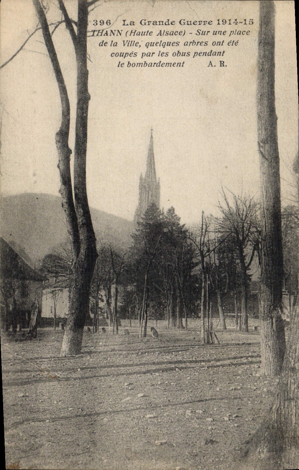 Thann (Haute Alsace) — Place avec arbres abattus par les obus pendant le bombardement — A. R. — n° 396