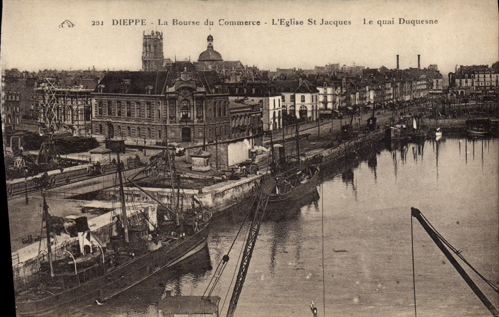 CPA Dieppe La Bourse du Commerce L'Eglise St Jacques Bateaux