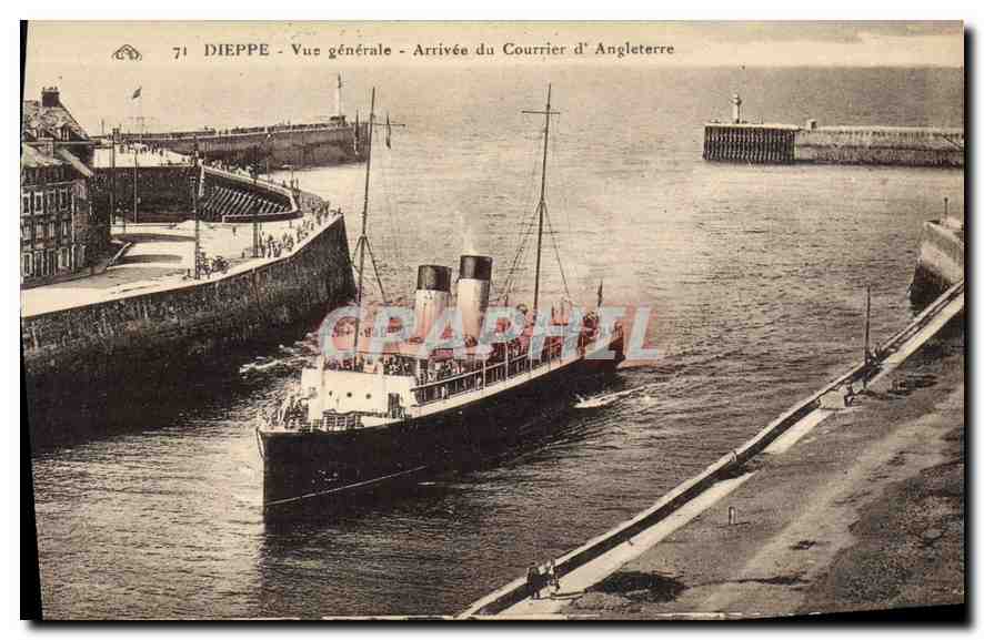 CPA Dieppe Vue Generale Arrivee du Courrier d'Angleterre Bateau