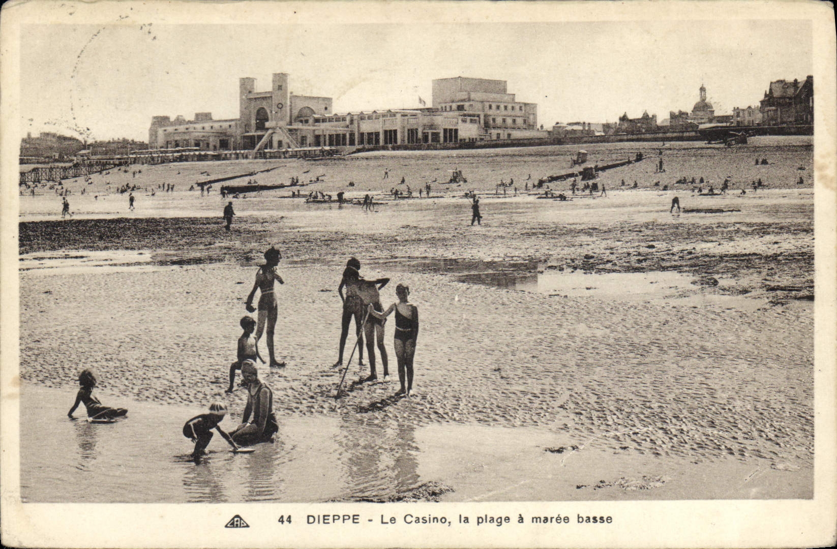 CPA Dieppe Le Casino la plage a maree basse 