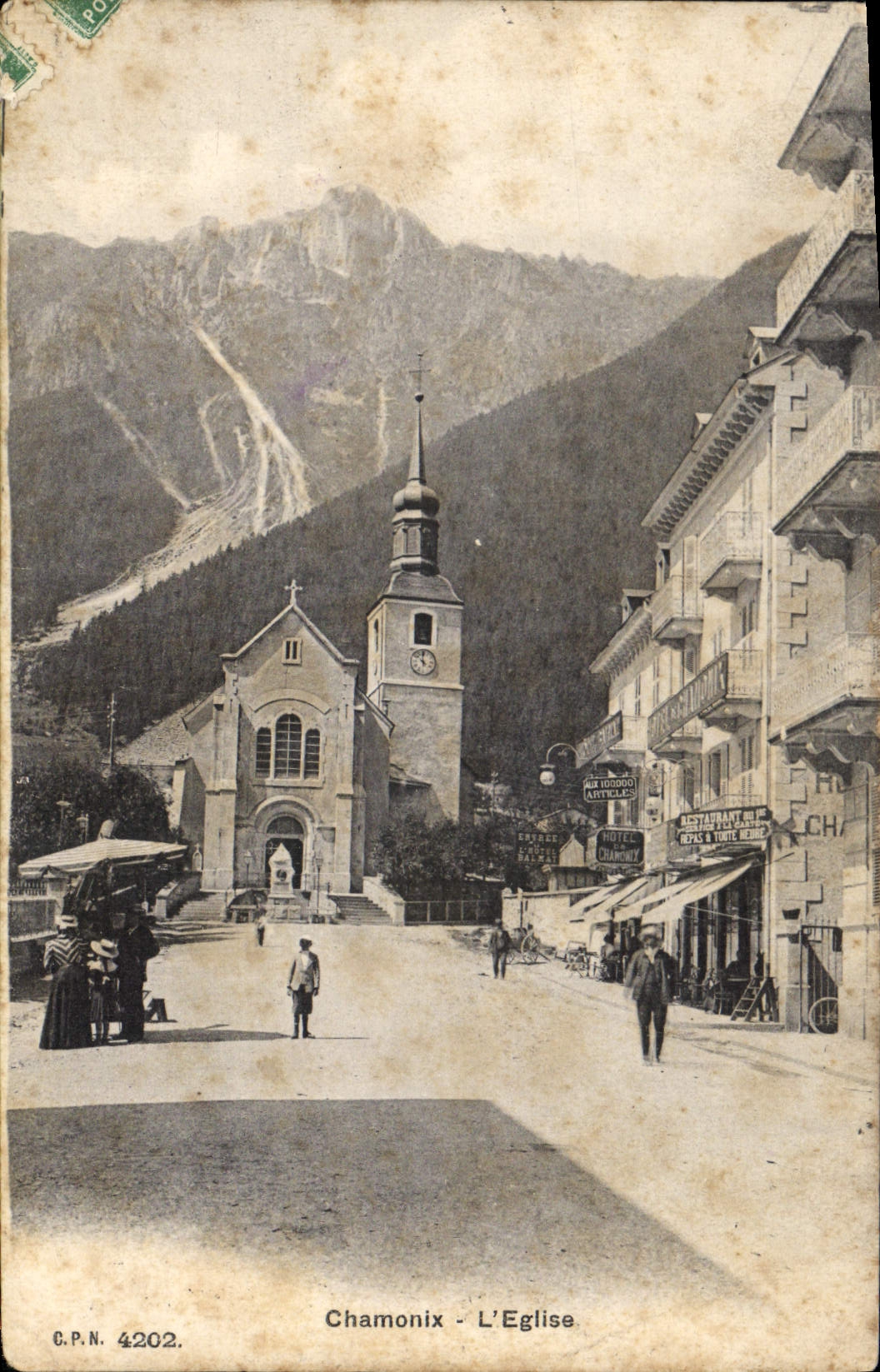 Chamonix - L'Église — vue de la place avec église et montagnes — C.P.N. 4202