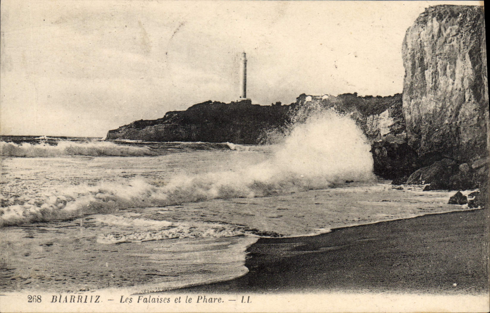 Biarritz — Les Falaises et le Phare — LL