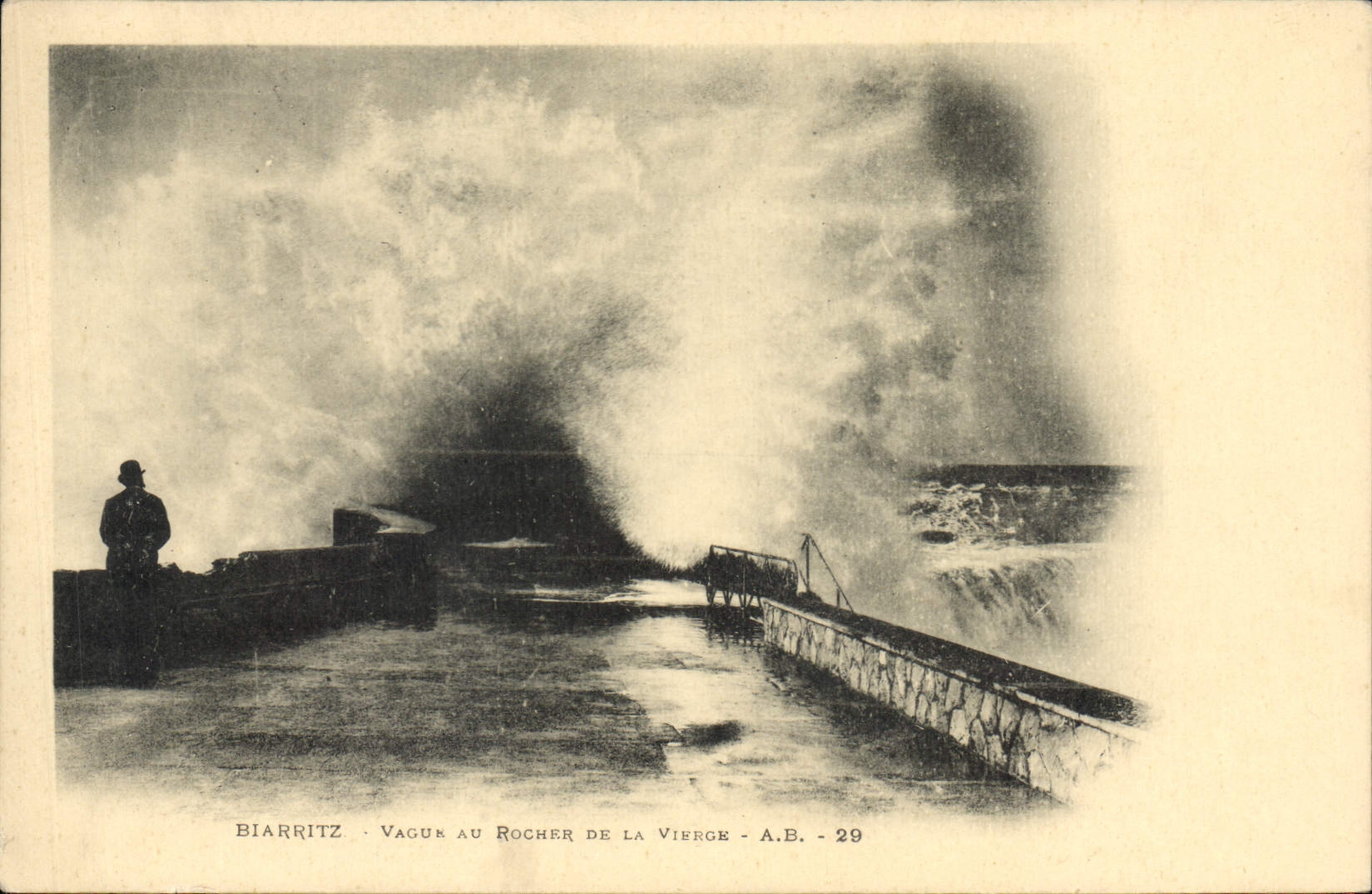CPA Biarritz Vague Au Rocher de la Vierge 