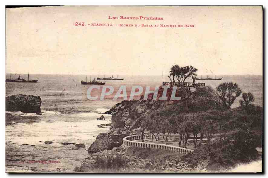 CPA Les Basses Pyrenees Biarritz Rocher du Basta et Navires en Rade Bateaux