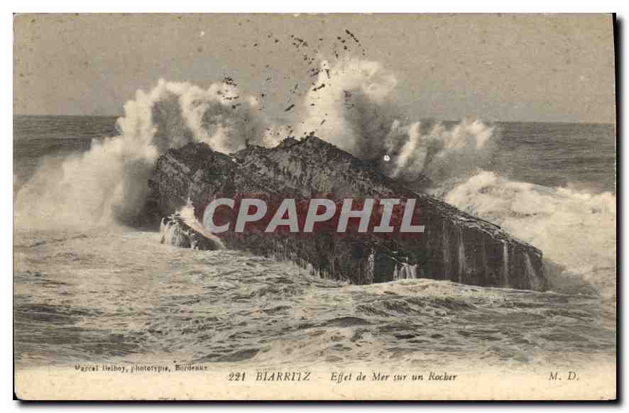 CPA Biarritz Effet de Mer sur un Rocher 