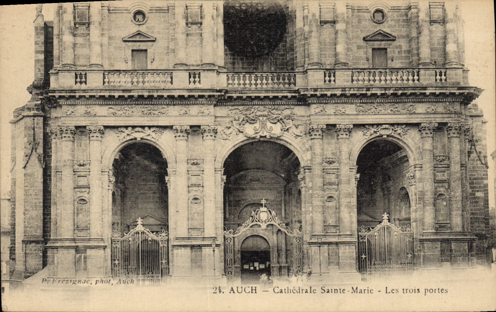 Auch — Cathédrale Sainte-Marie — Les trois portes — P. Prestignac, phot. Auch, n°24