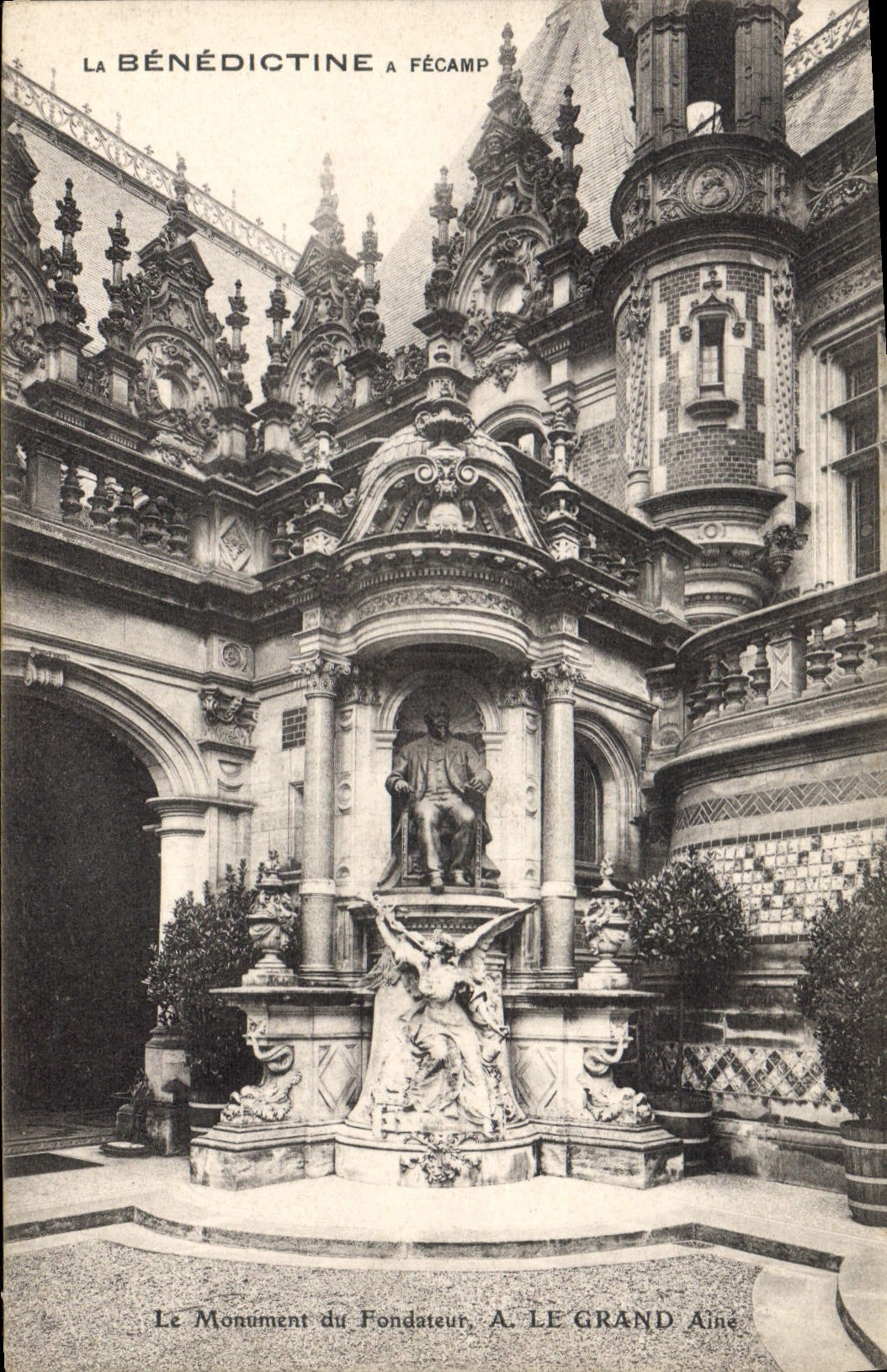 CPA La Benedictine a Fecamp Le Monument du Fonfateur 