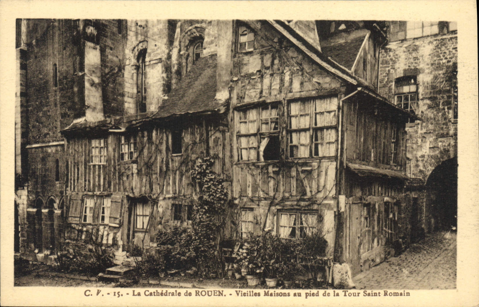 CPA La Cathedrale de Rouen Vieilles maisons au pied de la Tour Saint Romain