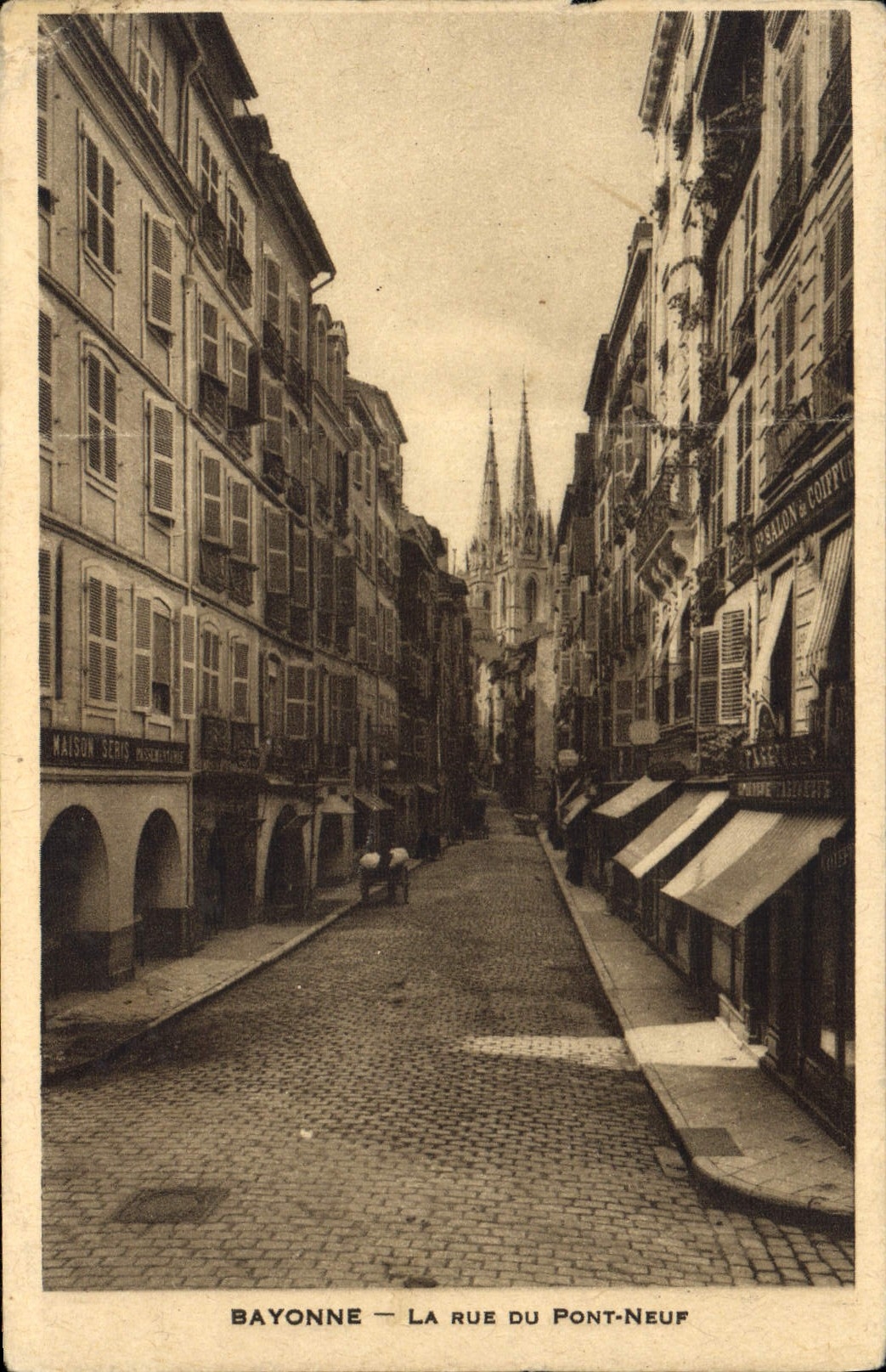 CPA Bayonne La Rue du Pont Neuf 