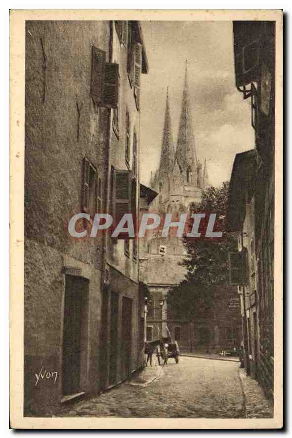 CPA Bayonne La Cathedrale vue d'une vieille rue 