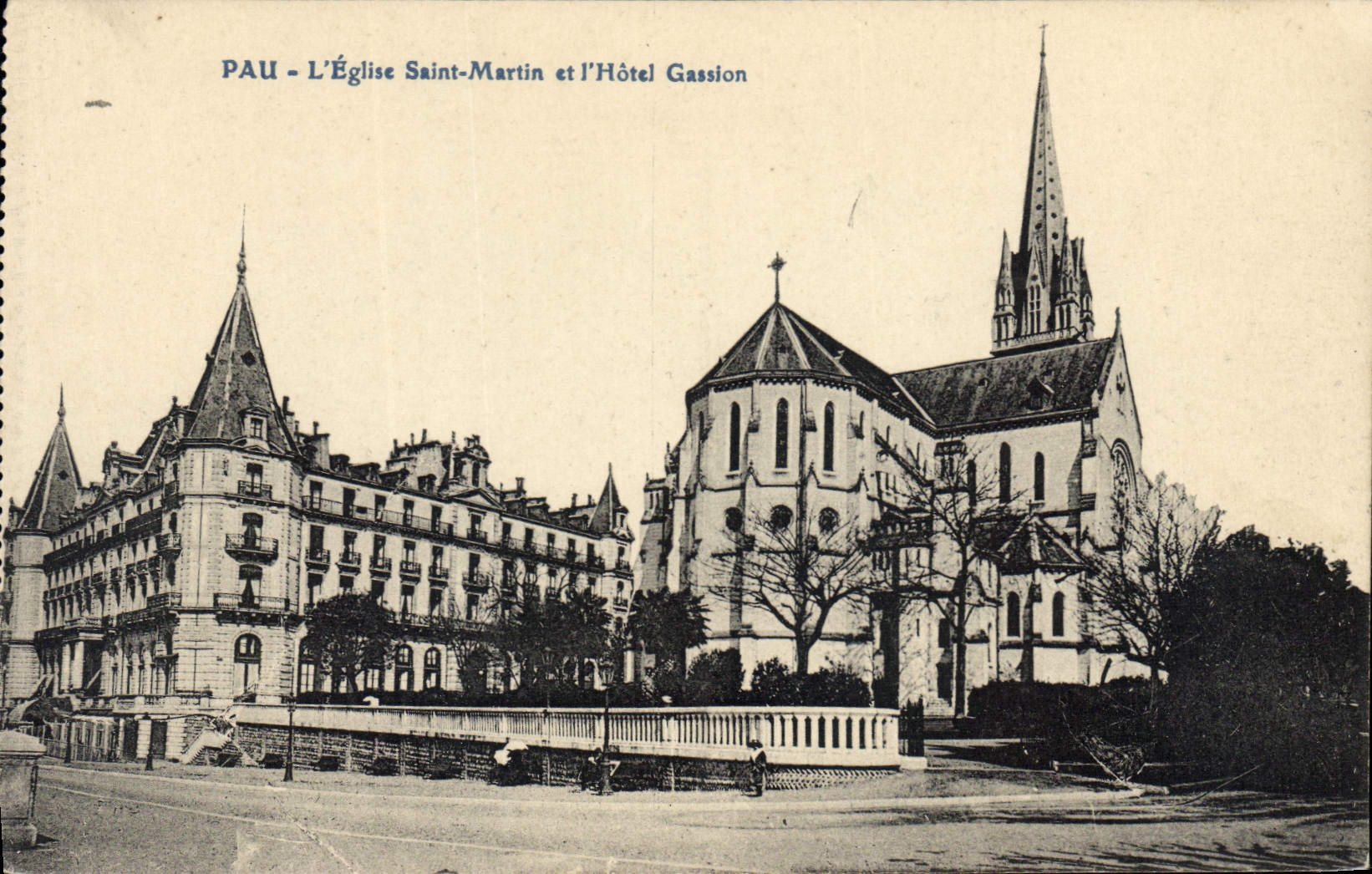 PAU - L'Église Saint-Martin et l'Hôtel Gassion — éditeur non visible