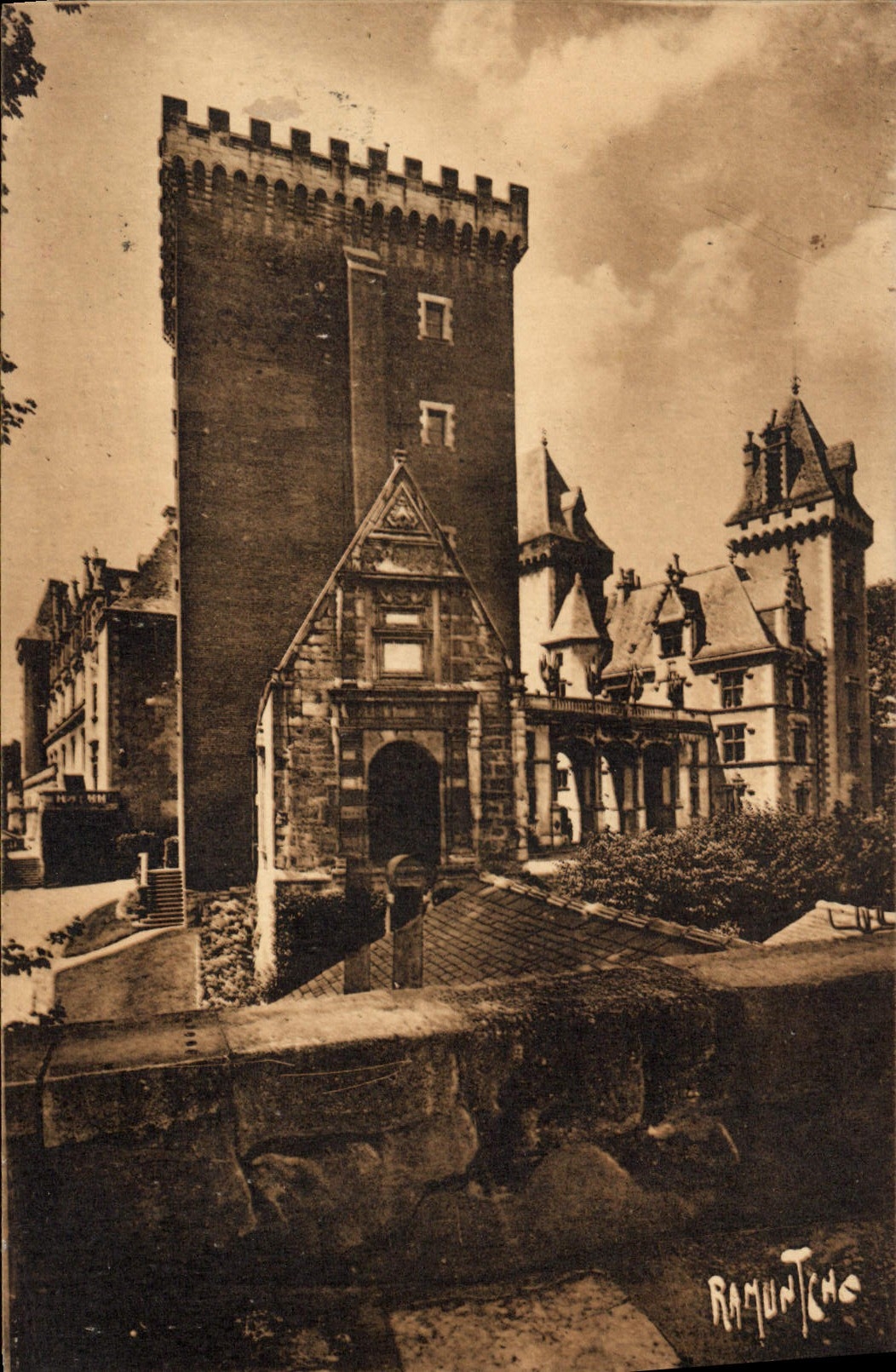 Château de Ramuntcho — vue du donjon et du parc — éditeur Ramuntcho