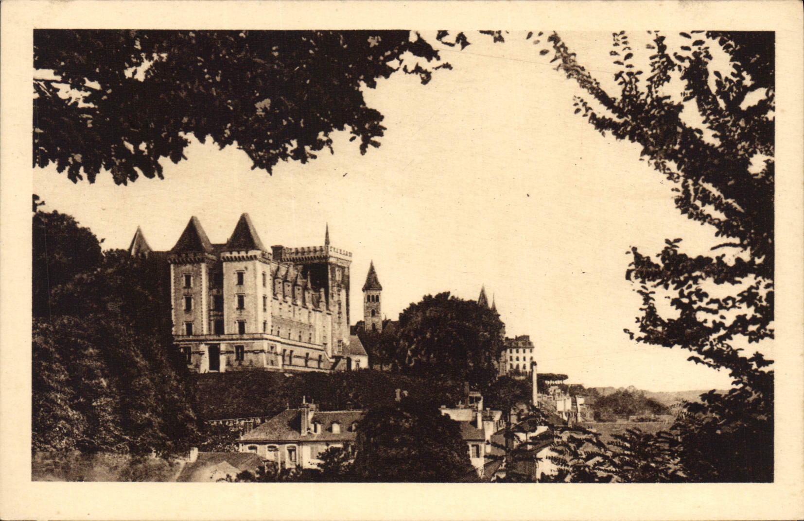 Pau — Le Château Henri IV — Vue du parc — Édition Labouche Frères, Toulouse