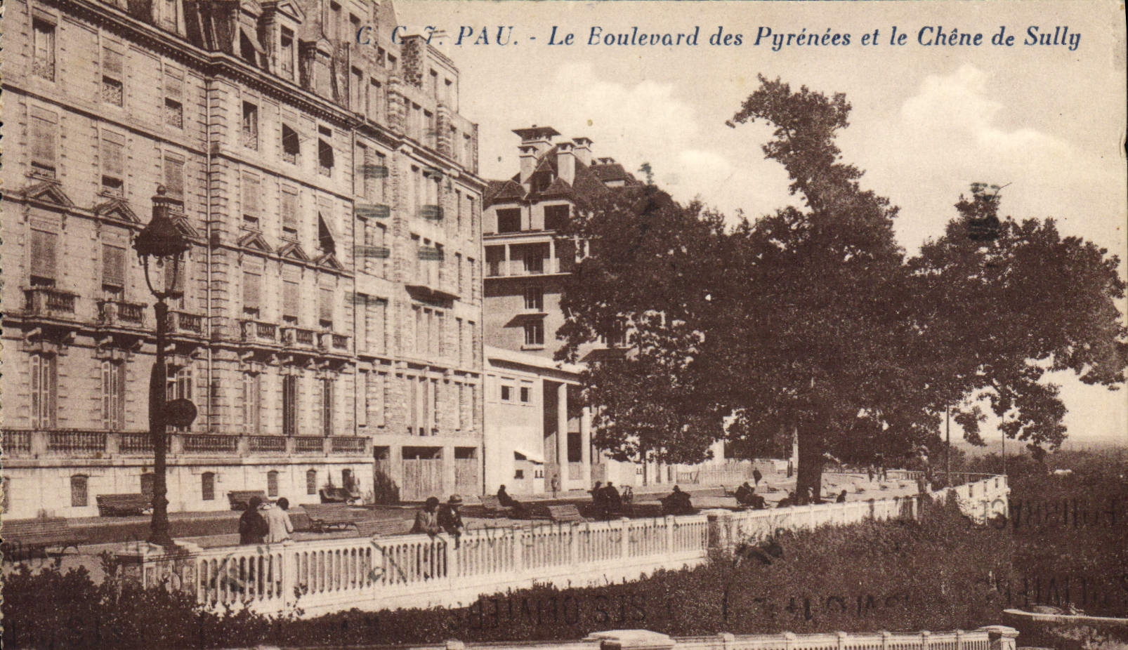Pau - Le Boulevard des Pyrénées et le Chêne de Sully — C.G.F. Pau, n° de série non lisible