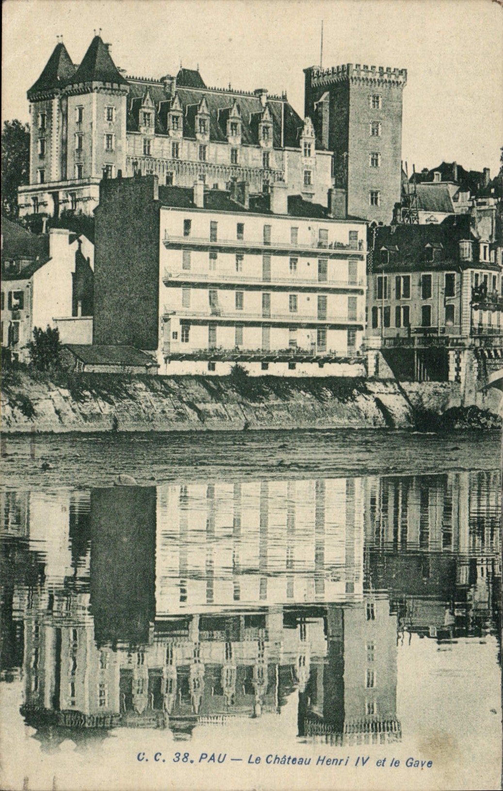 Pau — Le Château Henri IV et le Gave