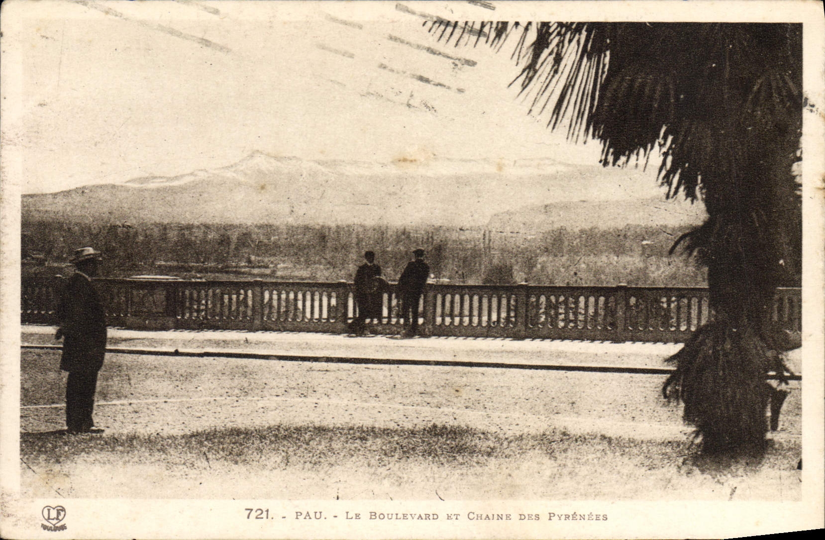 CPA Pau Le Boulevard et Chaine des Pyrenees 