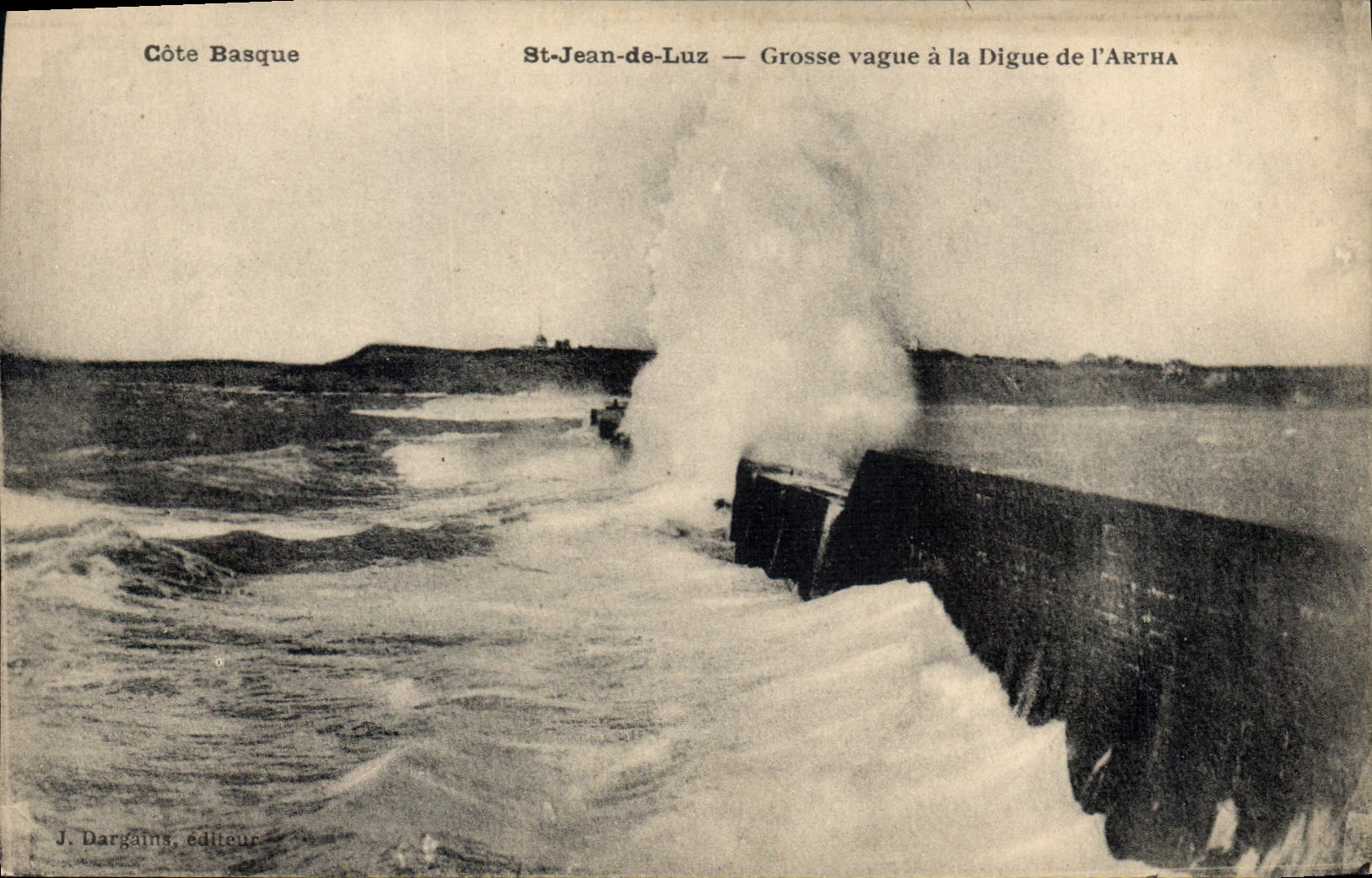 CPA Cote Basque St Jean de Luz Grosse vague a la Digue de l'Artha 