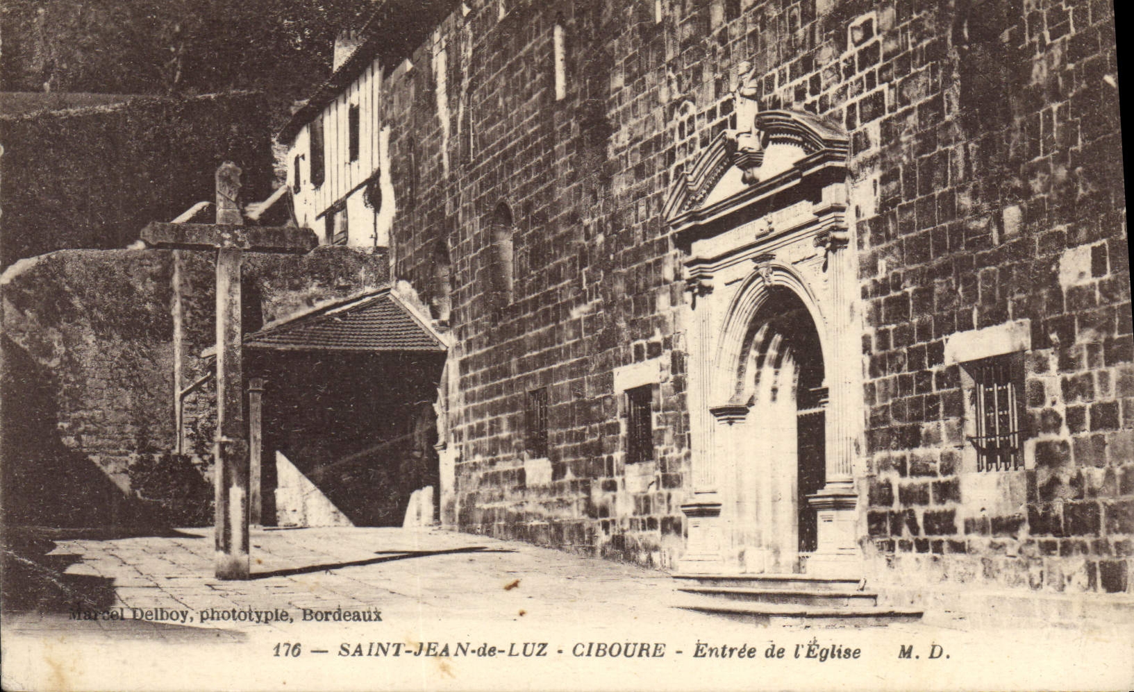 CPA Saint Jean de Luz Ciboure Entree de l'Eglise 