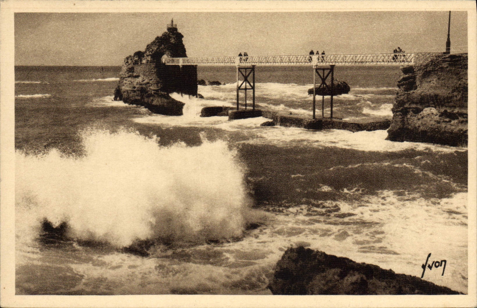 CPA Biarritz Basses Pyrenees Le rocher de la Vierge par grosse mer 