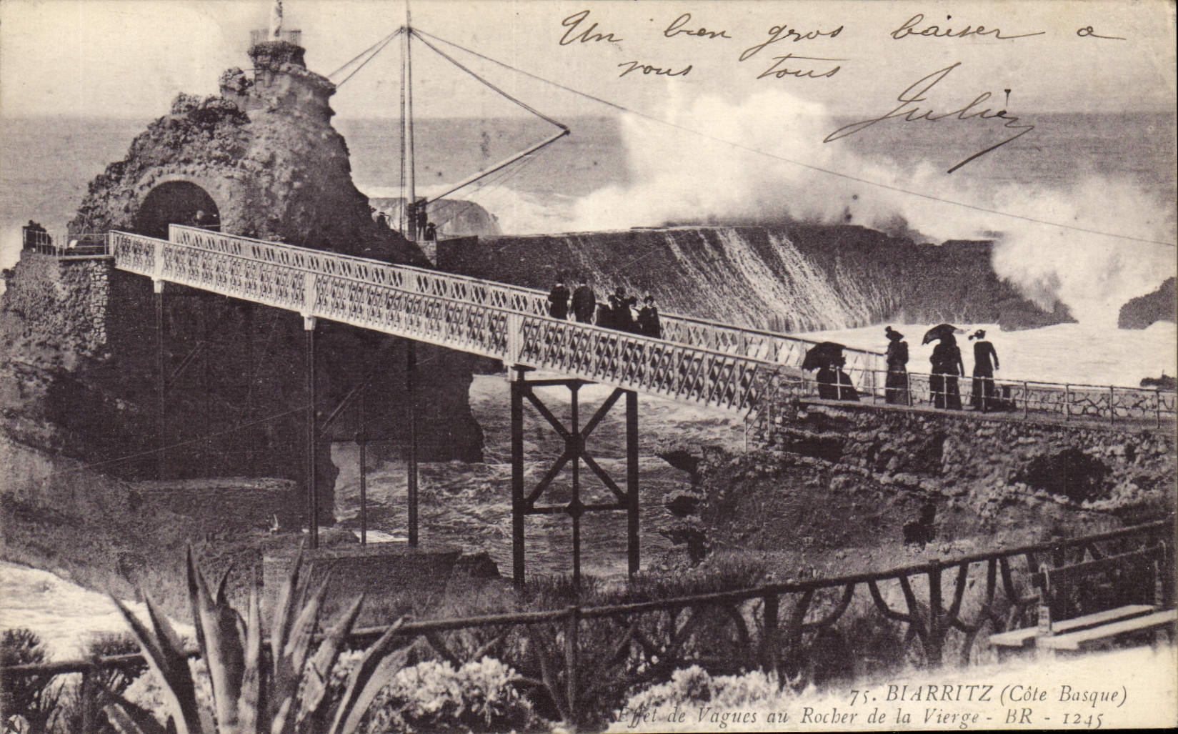 Effet de Vagues au Rocher de la Vierge — Biarritz (Côte Basque) — BR - 1245