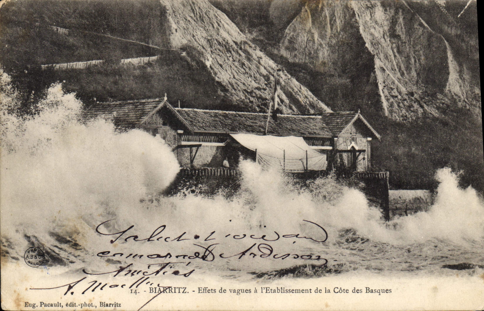 Biarritz — Effets de vagues à l'Établissement de la Côte des Basques — Eug. Pacault, édit.-phot., Biarritz, n°14