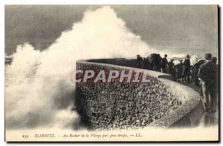 CPA Biarritz Au Rocher de la Vierge par gros temps 