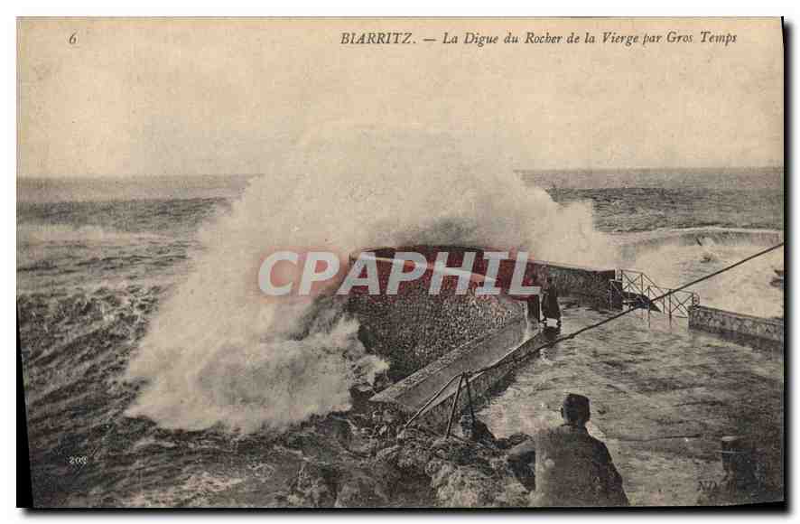 CPA Biarritz La Digue du Rocher de la Vierge par Gros Temps 