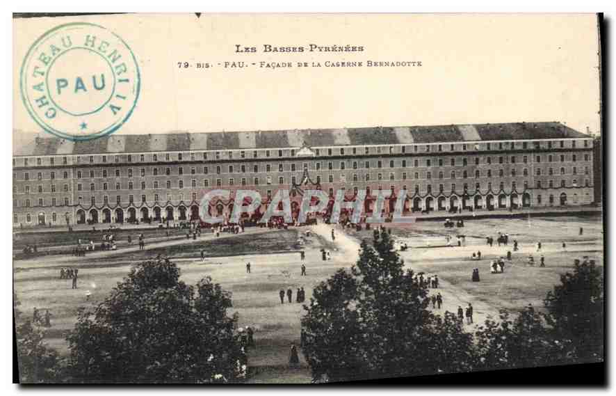 CPA Pau Facade de la Caserne Bernadotte Militaria