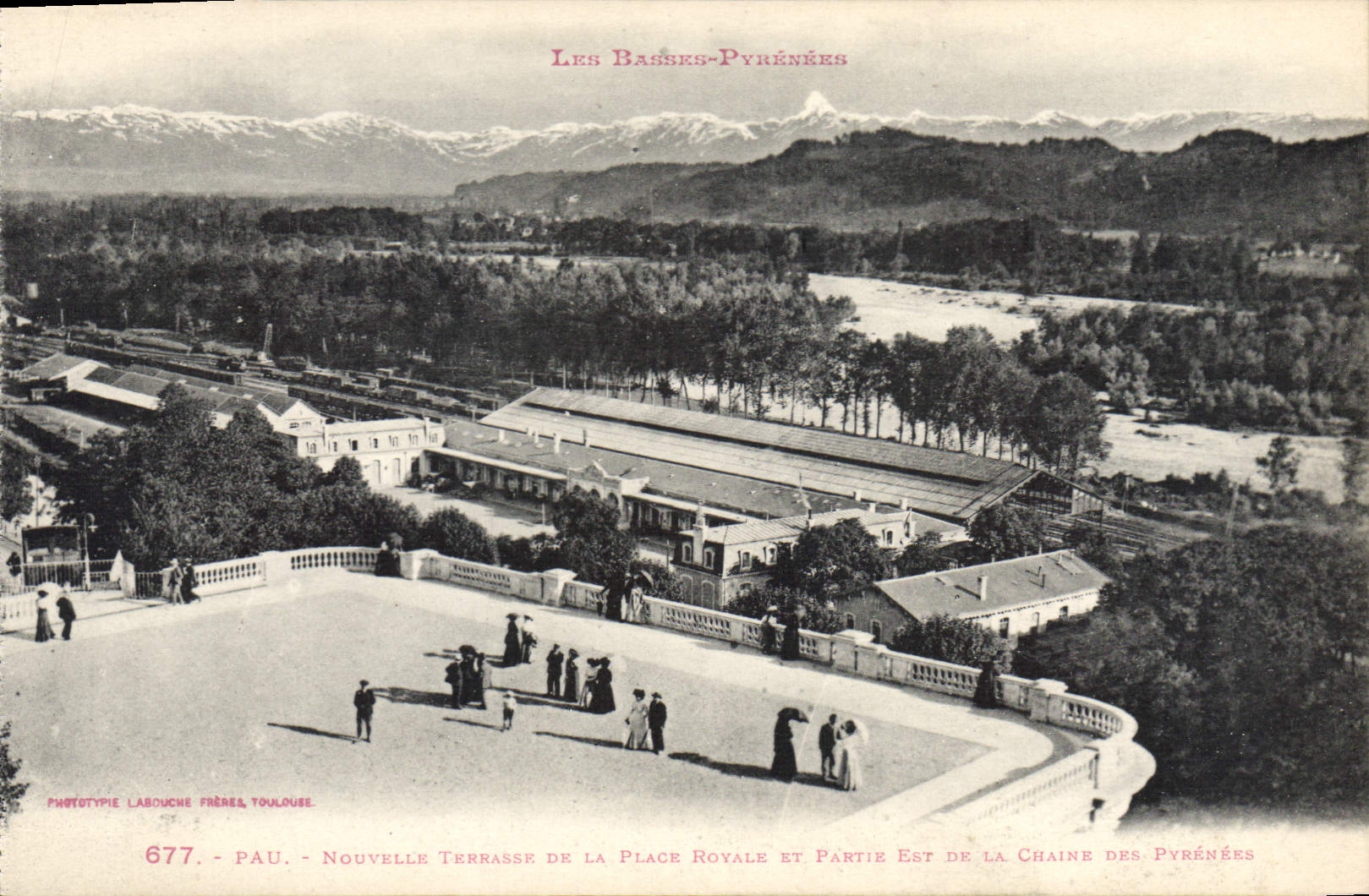 Pau - Nouvelle Terrasse de la Place Royale et Partie Est de la Chaîne des Pyrénées — Phototypie Labouche Frères, Toulouse, n°677