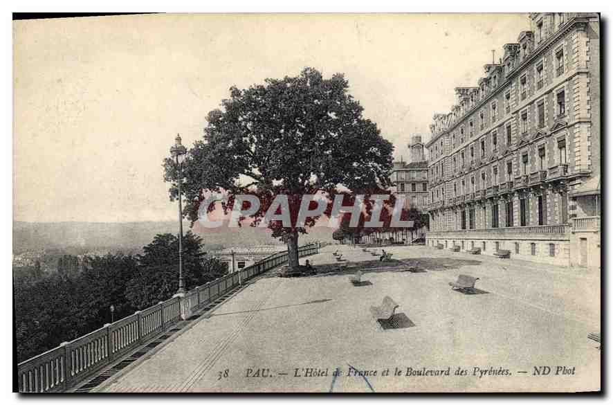 Pau — L'Hôtel de France et le Boulevard des Pyrénées — ND Phot