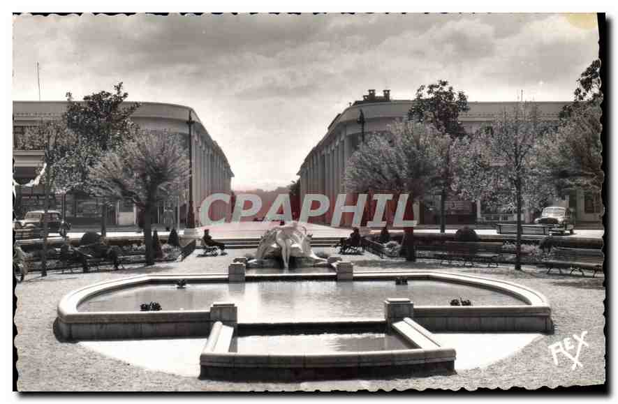 Place Clémenceau à Pau — Fontaine centrale avec statue — Éditions REX