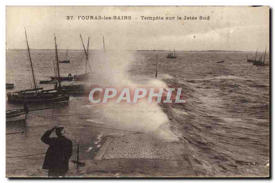 CPA Fouras les Bains Tempete sur la Jetee Sud Bateaux