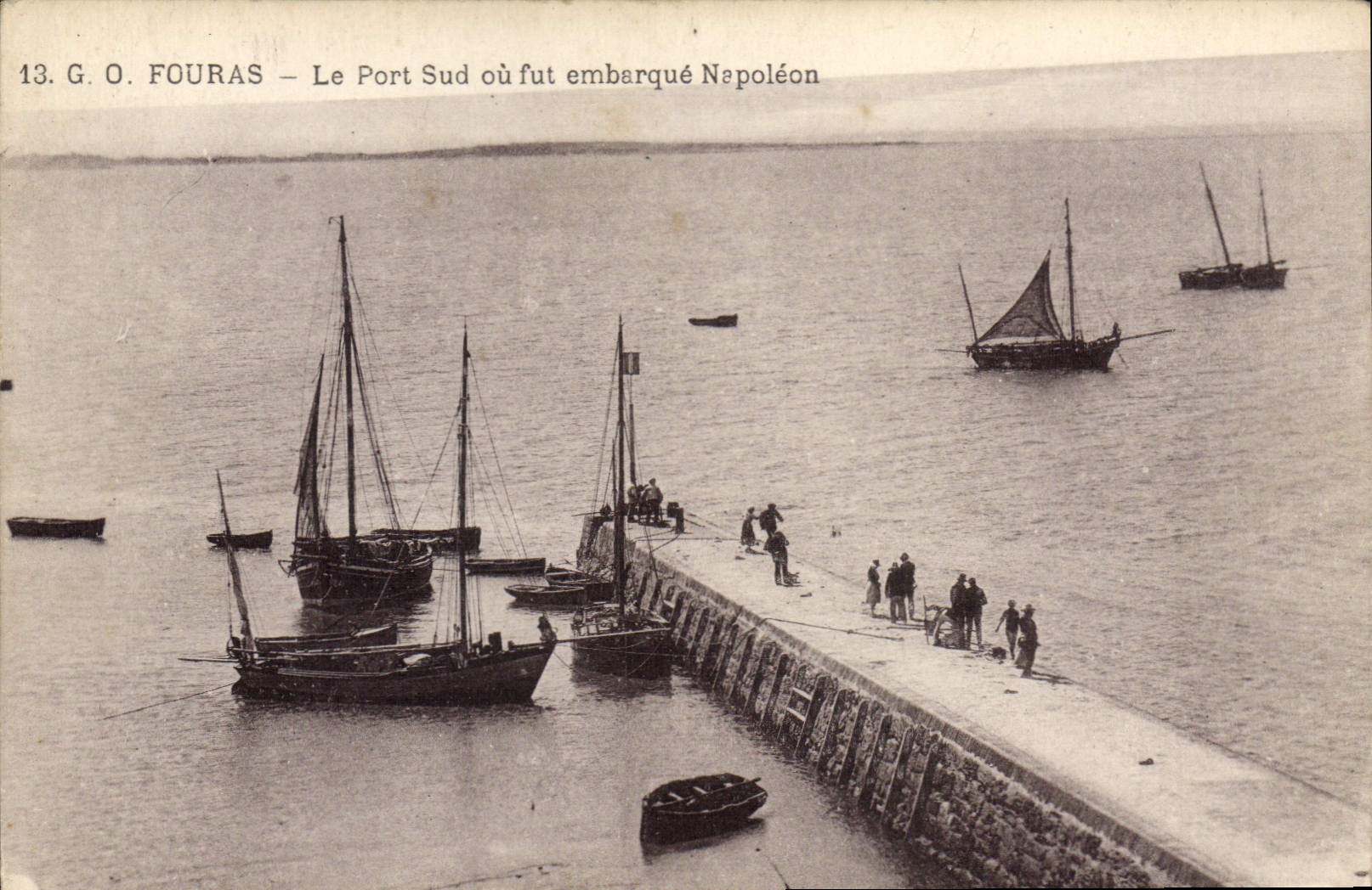 CPA Fouras Le Port Sud ou fut embarque Napoleon Bateaux