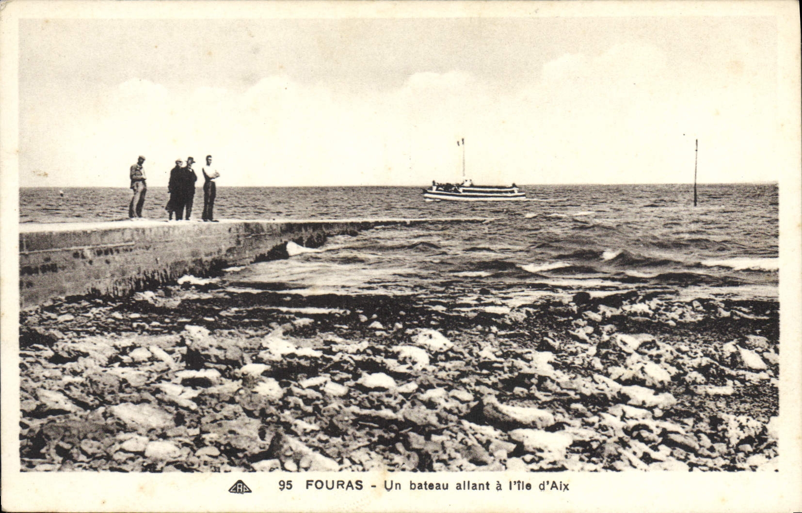 CPA Fouras Un bateau allant a l'Ile d'Aix 