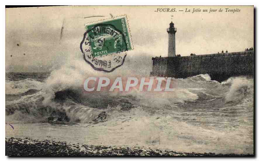 CPA Fouras La Jetee un jour de Tempete phare 