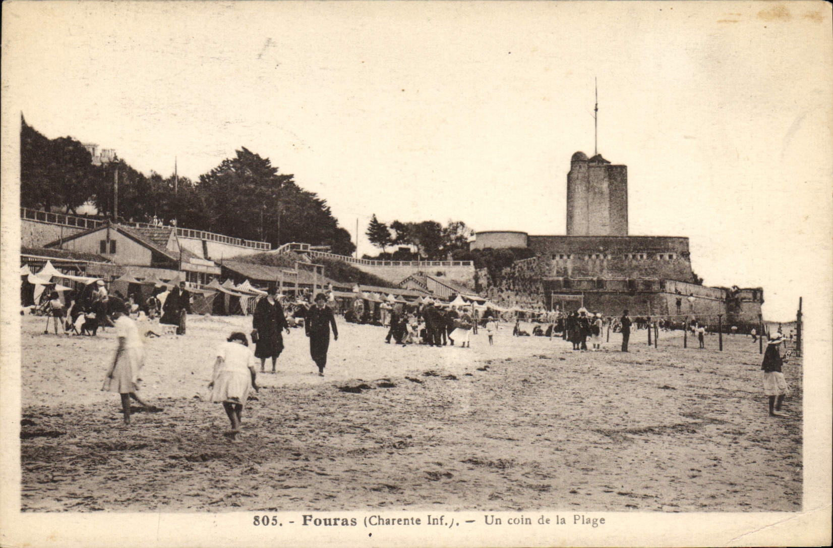 CPA Fouras Charente Inf Un coin de la Plage 