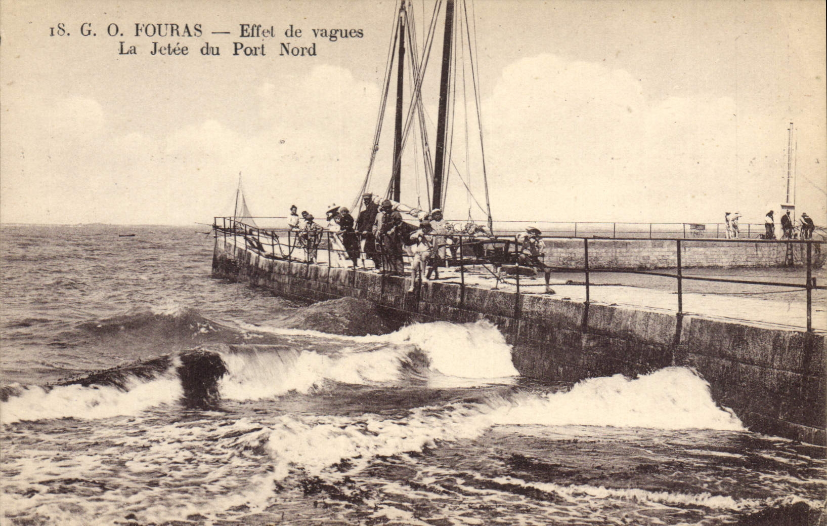 CPA Fouras Effet de vagues La Jetee du Port Nord 