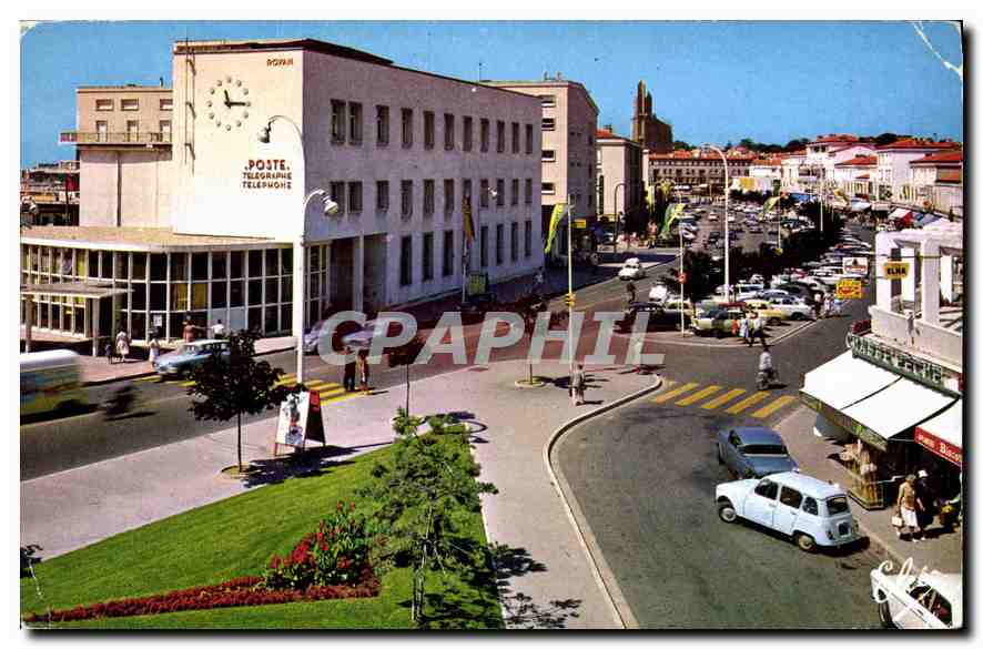 CPM Royan Le Carrefour de la Poste au fond la Nouvelle Eglise 